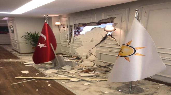AK Parti İzmir il binası hasar gördü