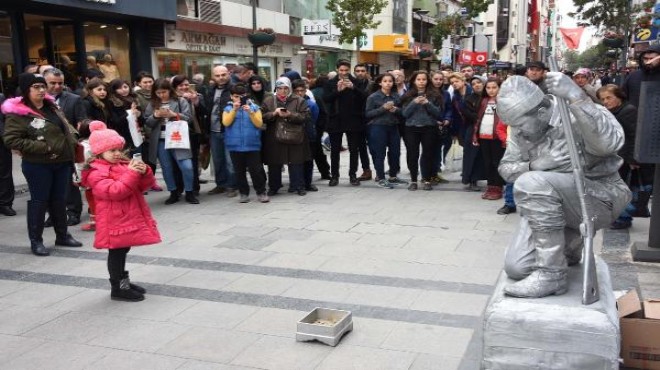  Çanakkale ruhu nu İzmir sokaklarında canlandırıyorlar
