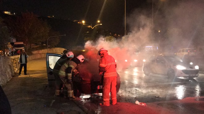 İzmir de seyir halindeki araç yandı