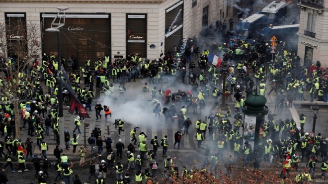  Sarı Yelekliler  sokaklarda: Paris te hayat durdu!