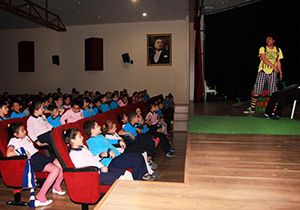 Karabağlar’da çocuklara ücretsiz tiyatro