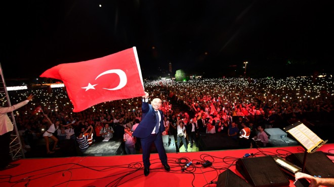 10 binler alana sığmadı: İzmir tek yürek!