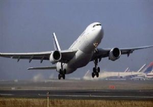 Havada panik: Uçak yükselirken motoru alev aldı