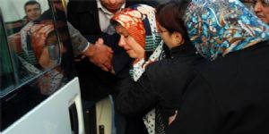 Şehit annesi Türk bayrağını yerden kaldırttı