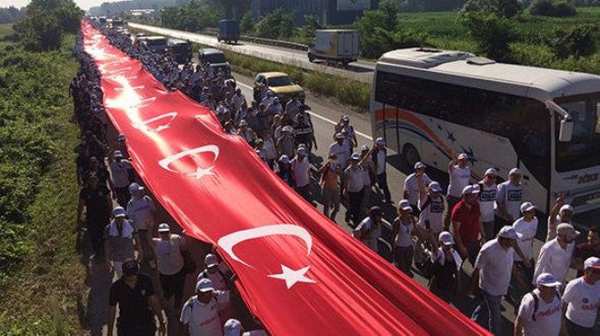17. günde dev Türk Bayrağı ile yürüyorlar