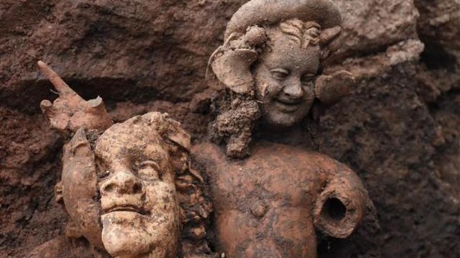 2 bin 100 yıllık üç heykel bulundu