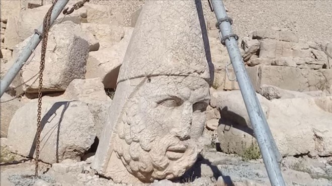 2 bin 60 yıllık heykel devrilmekten kurtarıldı