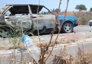 İzmir’de ateşi: Arabayı yakıp kaçtılar 