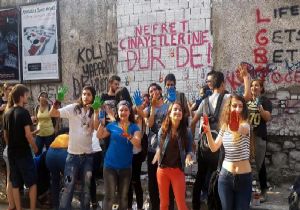 İzmir’de LGBT’lilerden nefrete karşı duvar 