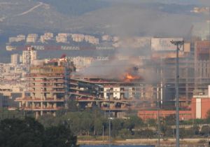 Flaş! İzmir’deki gökdelen inşaatında yangın paniği 