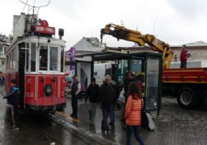 Taksim tramvay durağı söküldü