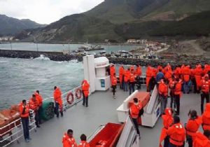 Denizde 14 saatlik esaret: O gemide tahliye başladı 
