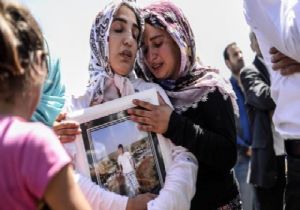 Diyarbakır’da gözyaşları sel oldu: O trafoya karanfiller… 