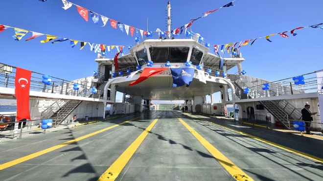 3 ü bir arada tören: İzmir in yeni gemileri Körfez e indi!