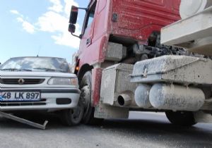 Feci kaza: TIR otomobili 10 metre sürükledi