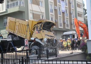 İzmir’de dehşet anları: Kamyon apartmana girdi! 