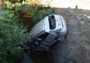 İzmir’de feci kaza! Otomobil dereye uçtu: 2 ölü, 1 yaralı 
