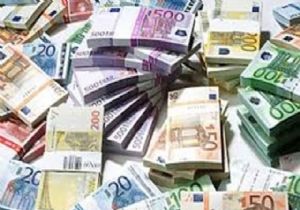 1.8 milyon Euro iki bankacının evinden çıktı
