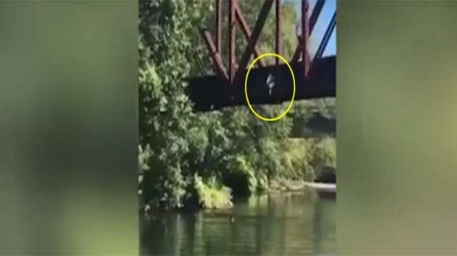 4 yaşındaki çocuğu köprüden suya atılırken gülen anne!