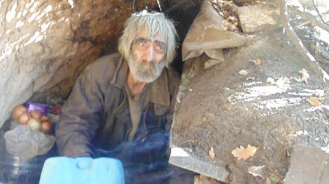 40 yıldır mağarada yaşayan adam kulübeye taşındı