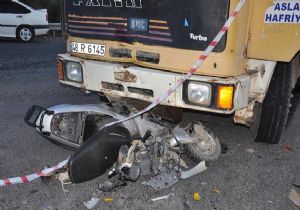 Kavşakta feci kaza: Motosiklet kamyonun altında kaldı 