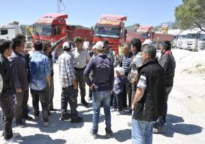Yol 2 saat kapandı: Köylüler kamyonlara karşı! 	