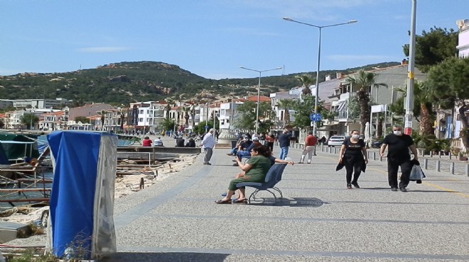 65 yaş üstü vatandaşlar Foça da sahil keyfi yaptı!