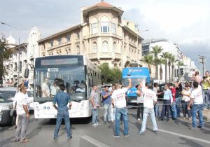 Flaş! İzmir’de ihale isyanı: İşçiler yolu ‘zincirledi’