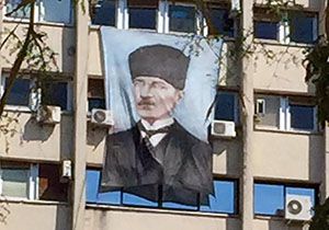 İzmir de tepki çeken Atatürk portresi