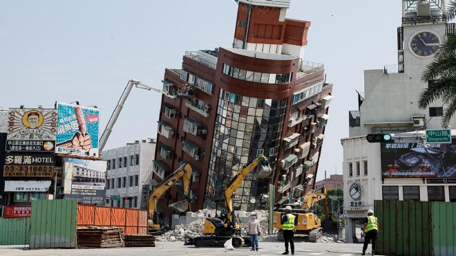 7,4 lük depremde ölenlerin sayısı 12 ye yükseldi
