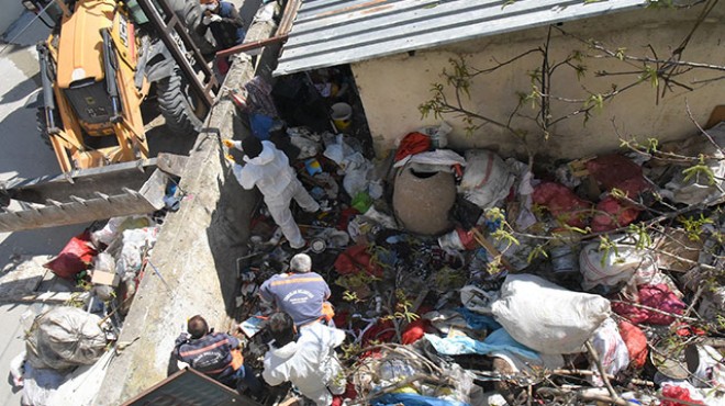 75 yaşındaki kadının evinden 15 ton çöp çıktı