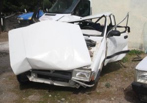 İzmir de korkunç ölüm: Otomobil TIR a çarptı...
