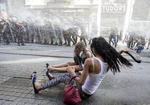 Onur yürüyüşü öncesi Taksim de polis müdahalesi