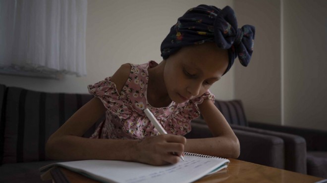 9 yaşındaki Ecrin kanserle savaşını kitaba döküyor