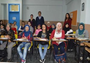 İzmir’de Suriyeliler’e Türkçe dersi