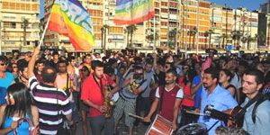 İzmir in onur yürüyüşü: LGBT meydanlara indi 
