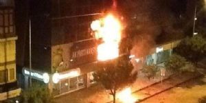 İzmir de korkutan saldırı: AK Parti binası yakıldı!