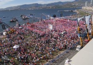 AK Parti İzmir’den büyük mitinge dev Türk bayrağı 