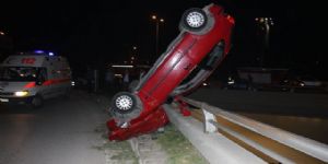 Böyle kaza görülmedi: Araba dik durdu!