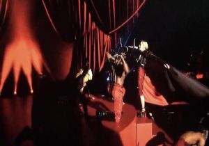 Madonna sahnede yere kapaklandı 