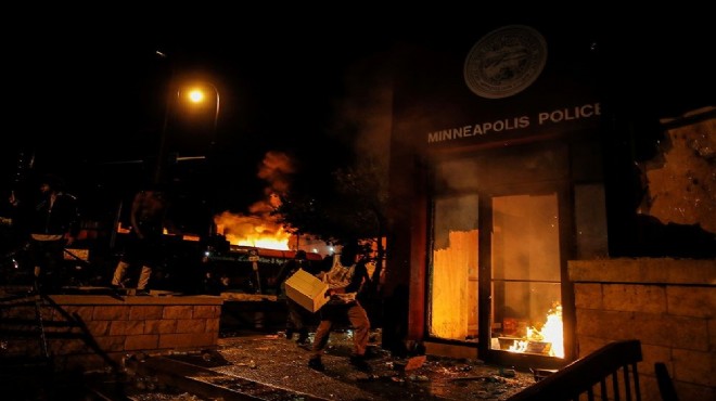 ABD de öfke dinmiyor: Polis merkezini yaktılar!