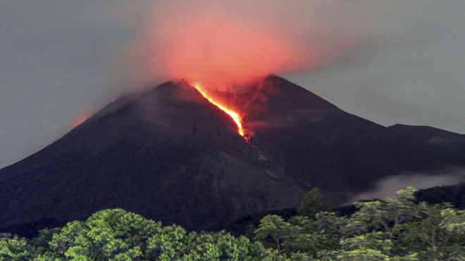 Endonezya da yanardağ patladı!