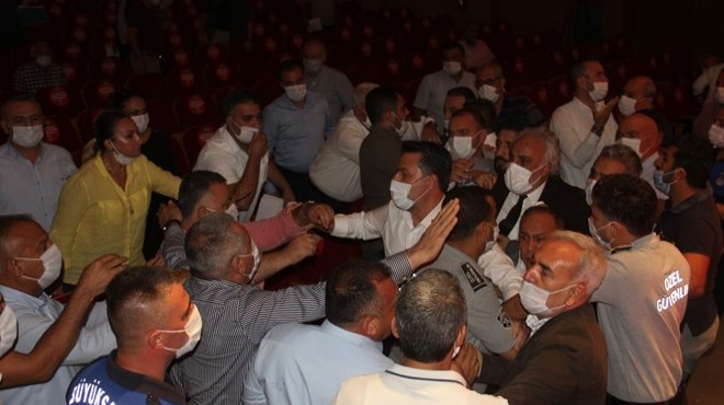 Adana belediye meclisinde kavga: Başkan darbedildi!