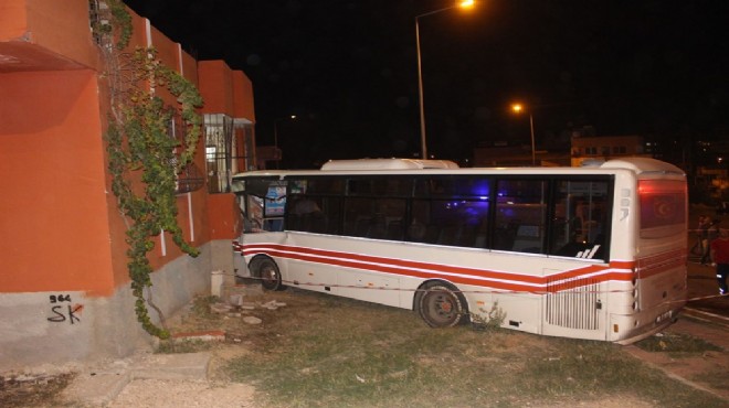 Adana da halk otobüsü evin balkonuna girdi