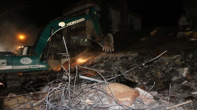 Adıyaman'da ağır hasarlı 4 katlı bina çöktü