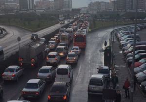 Flaş! İzmir’de eşzamanlı kazalar trafiği kilitledi 