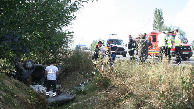 Afyonkarahisar’da otomobil şarampole devrildi: 2 ölü, 3 yaralı