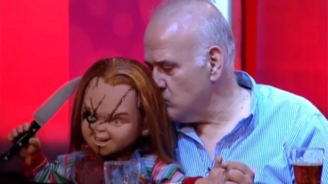 Ahmet Çakar programa Chucky le çıktı, sosyal medyayı salladı!