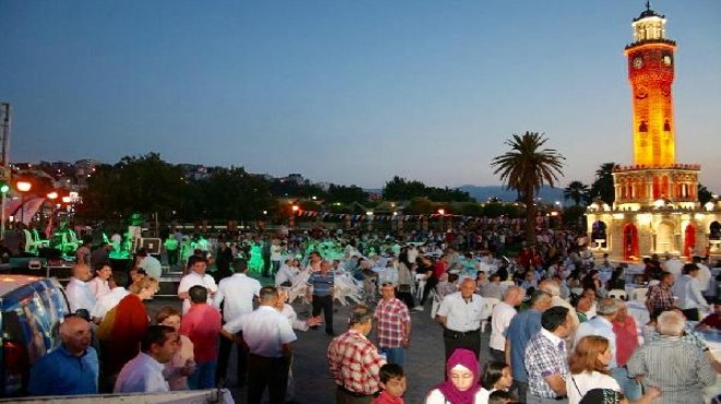 AK Parti’den Konak Meydanı’nda 3 bin 500 kişilik iftar