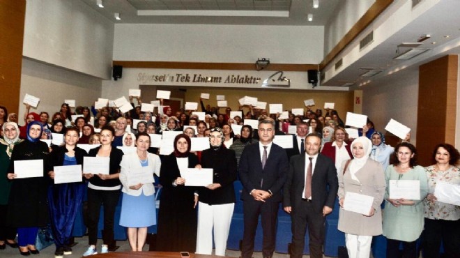 AK Parti İzmir de Aile Akademisi mezunlarını verdi